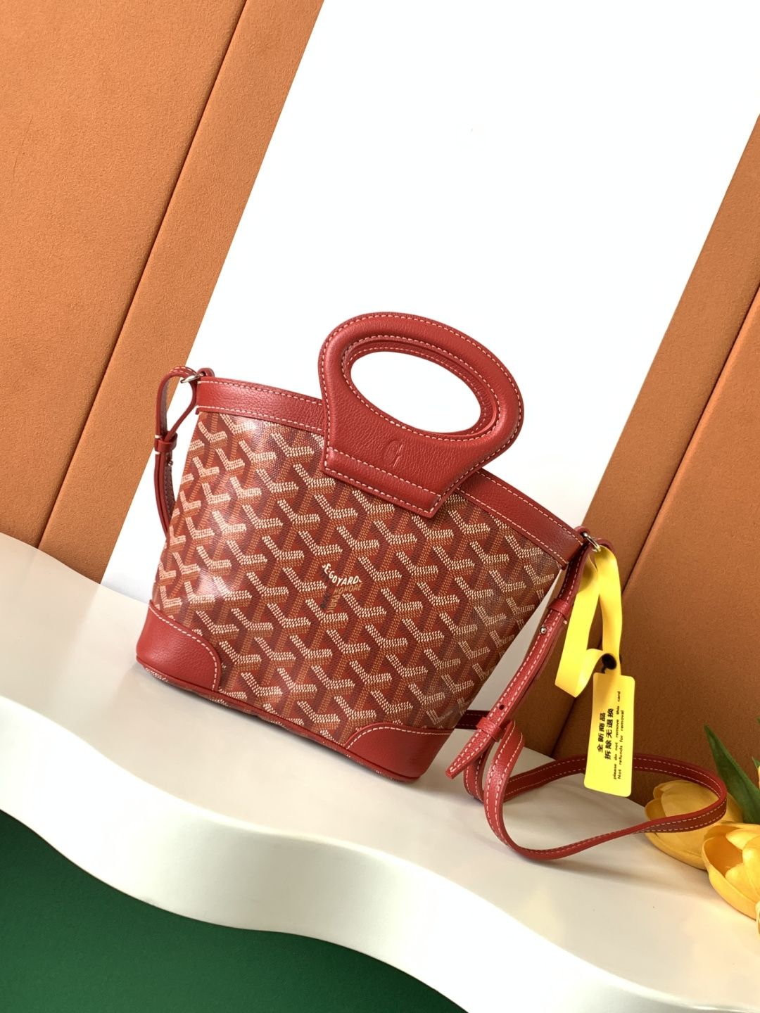 Goyard BELUGA 包是上世纪70年代一款可折叠、轻便而坚固的旅行包的重新演绎 灵感来自水手们喜爱的柔软洗衣袋
