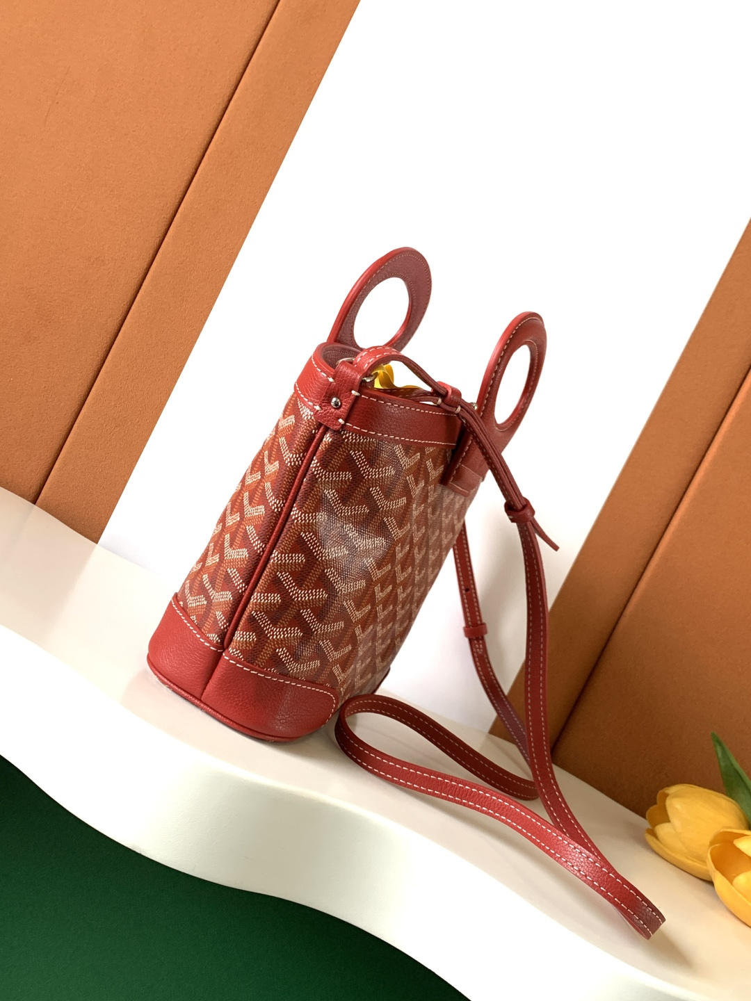 Goyard BELUGA 包是上世纪70年代一款可折叠、轻便而坚固的旅行包的重新演绎 灵感来自水手们喜爱的柔软洗衣袋