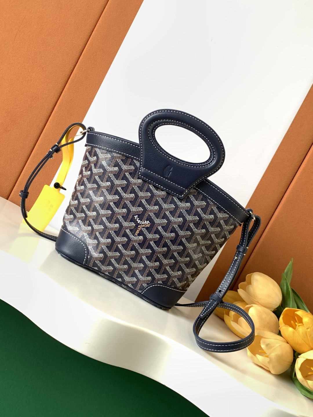 Goyard BELUGA 包是上世纪70年代一款可折叠、轻便而坚固的旅行包的重新演绎 灵感来自水手们喜爱的柔软洗衣袋