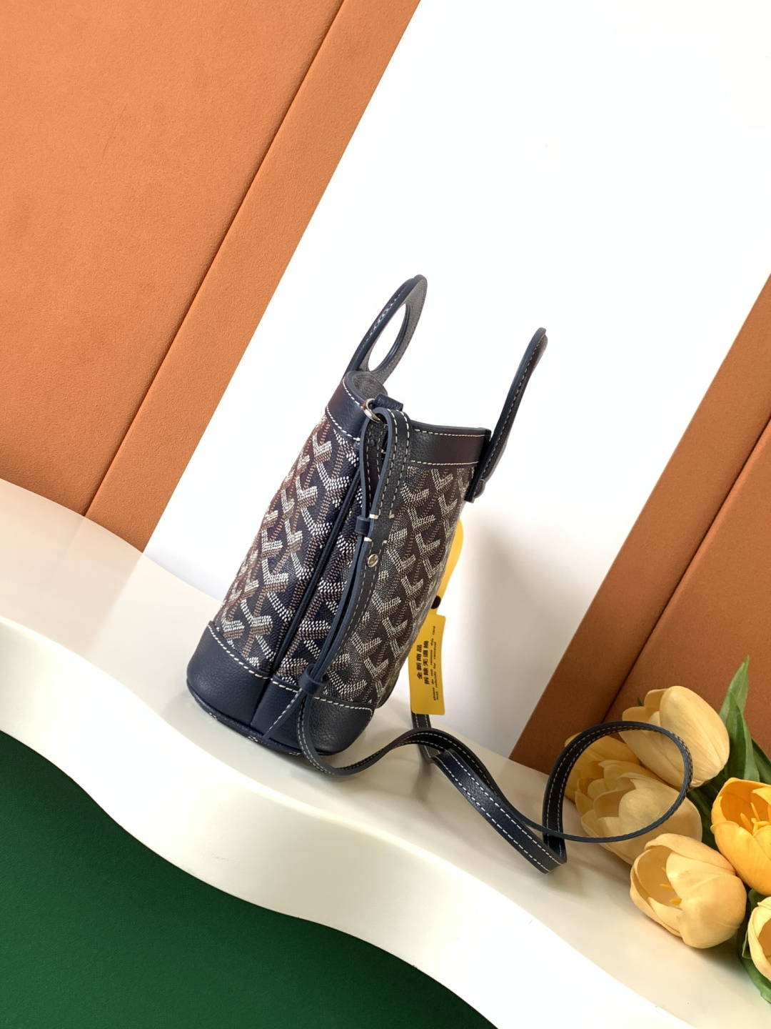 Goyard BELUGA 包是上世纪70年代一款可折叠、轻便而坚固的旅行包的重新演绎 灵感来自水手们喜爱的柔软洗衣袋