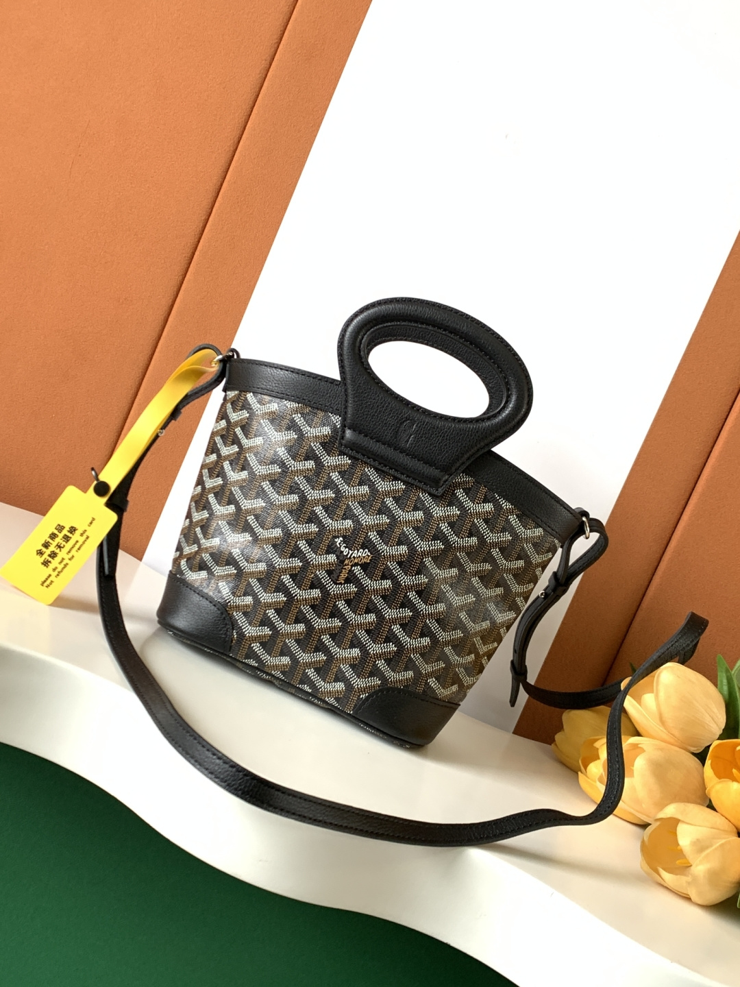 Goyard BELUGA 包是上世纪70年代一款可折叠、轻便而坚固的旅行包的重新演绎 灵感来自水手们喜爱的柔软洗衣袋