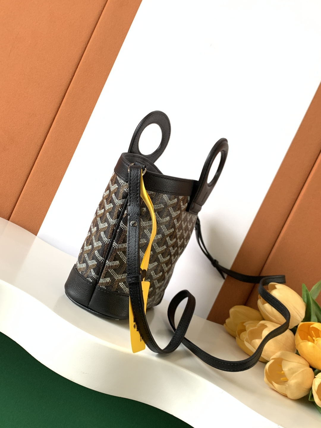 Goyard BELUGA 包是上世纪70年代一款可折叠、轻便而坚固的旅行包的重新演绎 灵感来自水手们喜爱的柔软洗衣袋