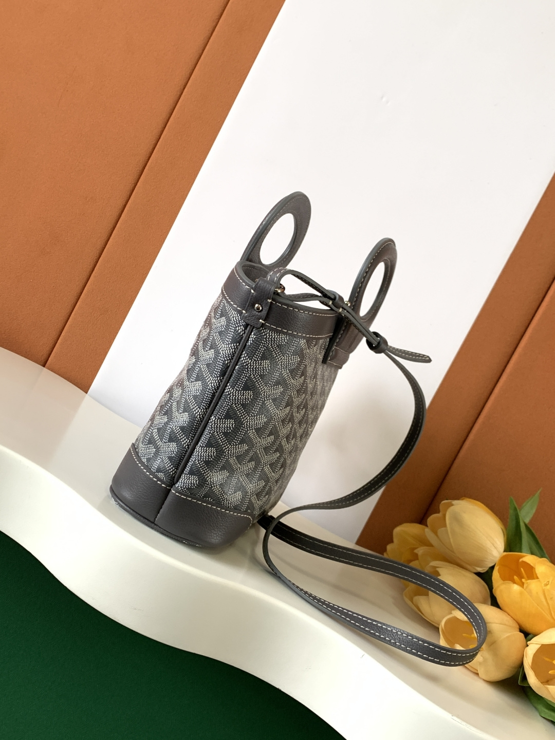 Goyard BELUGA 包是上世纪70年代一款可折叠、轻便而坚固的旅行包的重新演绎 灵感来自水手们喜爱的柔软洗衣袋