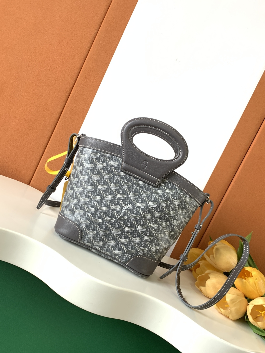 Goyard BELUGA 包是上世纪70年代一款可折叠、轻便而坚固的旅行包的重新演绎 灵感来自水手们喜爱的柔软洗衣袋