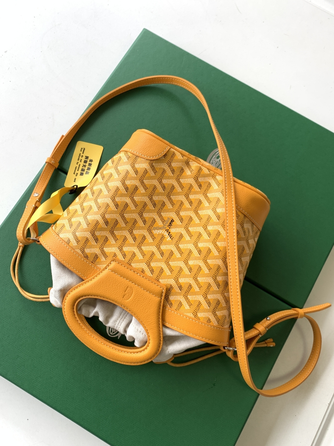 Goyard BELUGA 包是上世纪70年代一款可折叠、轻便而坚固的旅行包的重新演绎 灵感来自水手们喜爱的柔软洗衣袋
