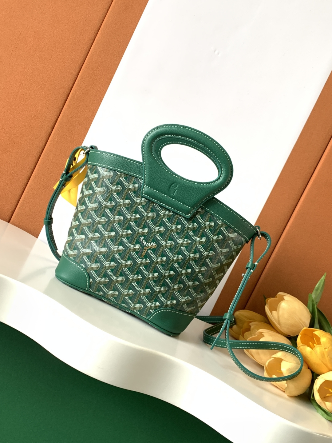 Goyard BELUGA 包是上世纪70年代一款可折叠、轻便而坚固的旅行包的重新演绎 灵感来自水手们喜爱的柔软洗衣袋