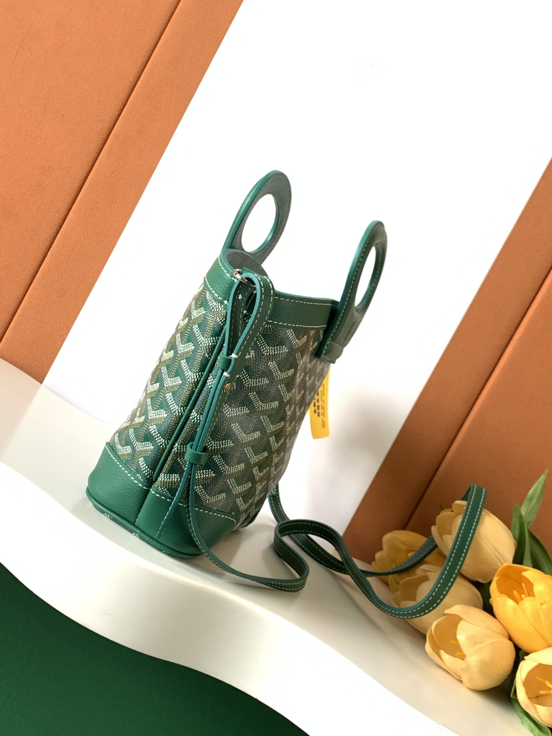 Goyard BELUGA 包是上世纪70年代一款可折叠、轻便而坚固的旅行包的重新演绎 灵感来自水手们喜爱的柔软洗衣袋
