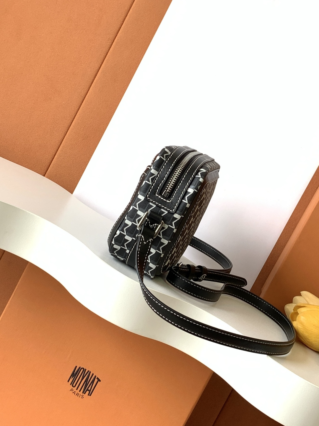 Goyard 相机包是一款实用且都市感十足的 包款