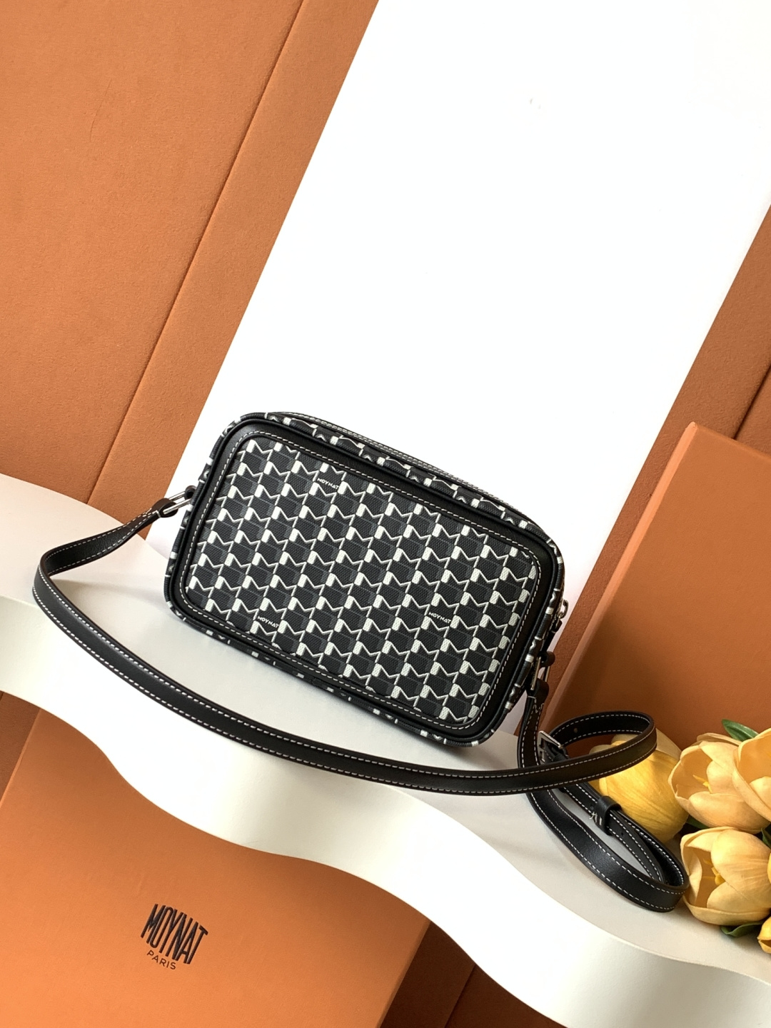 Goyard 相机包是一款实用且都市感十足的 包款