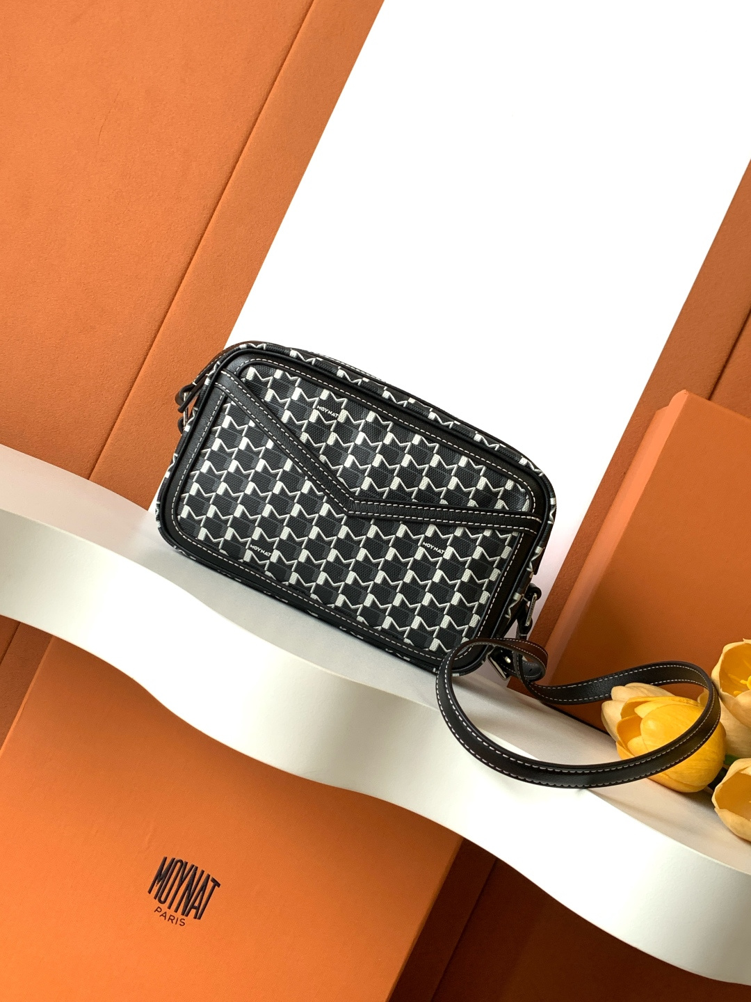 Goyard 相机包是一款实用且都市感十足的 包款