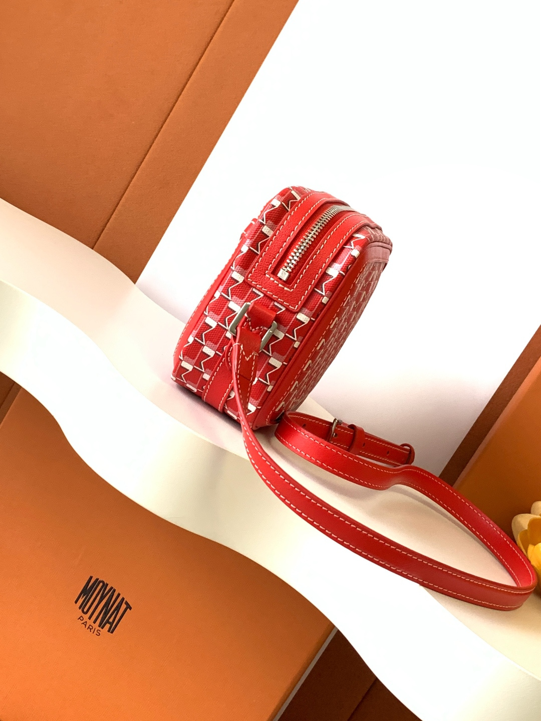 Goyard 相机包是一款实用且都市感十足的 包款