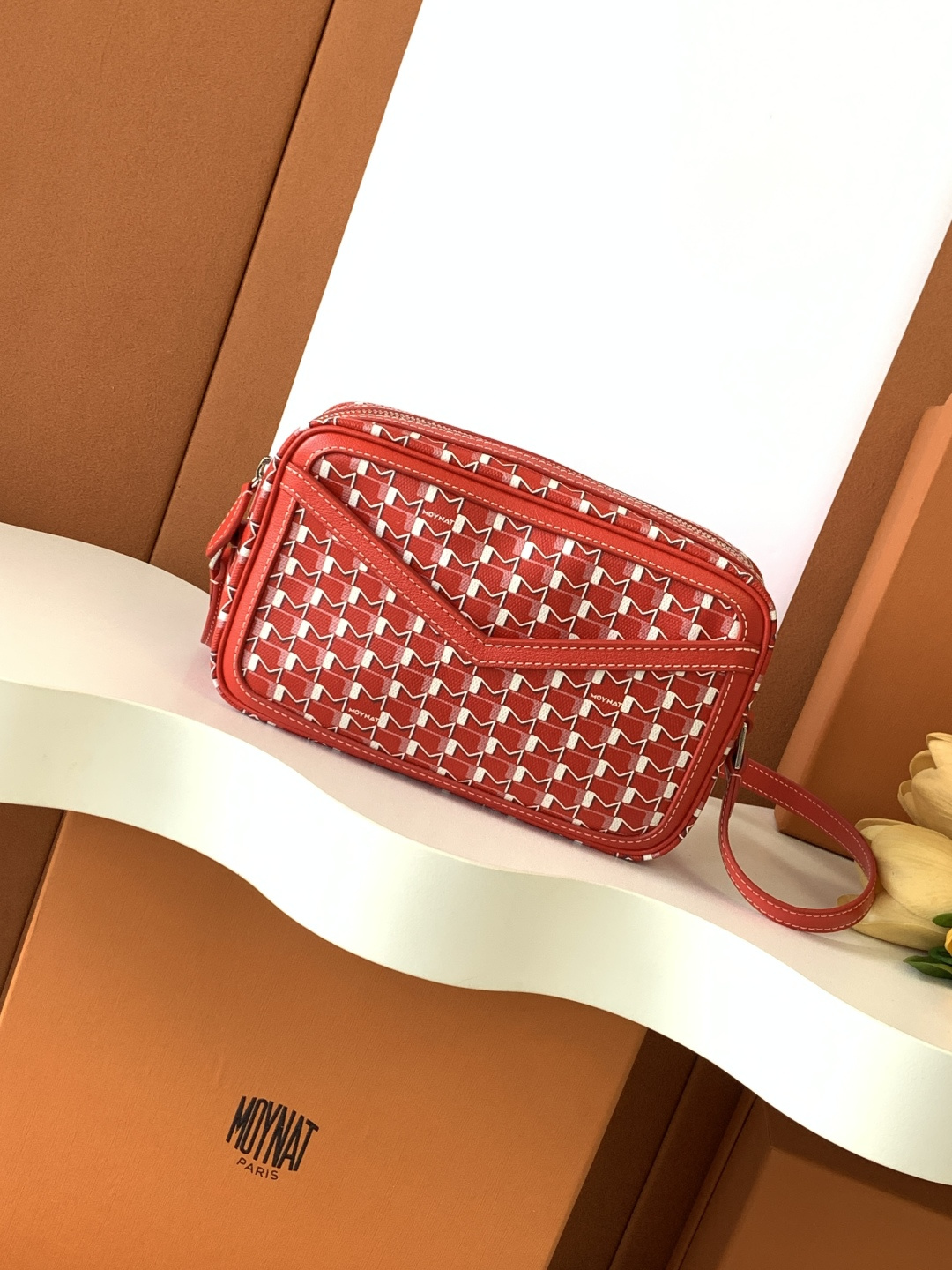 Goyard 相机包是一款实用且都市感十足的 包款