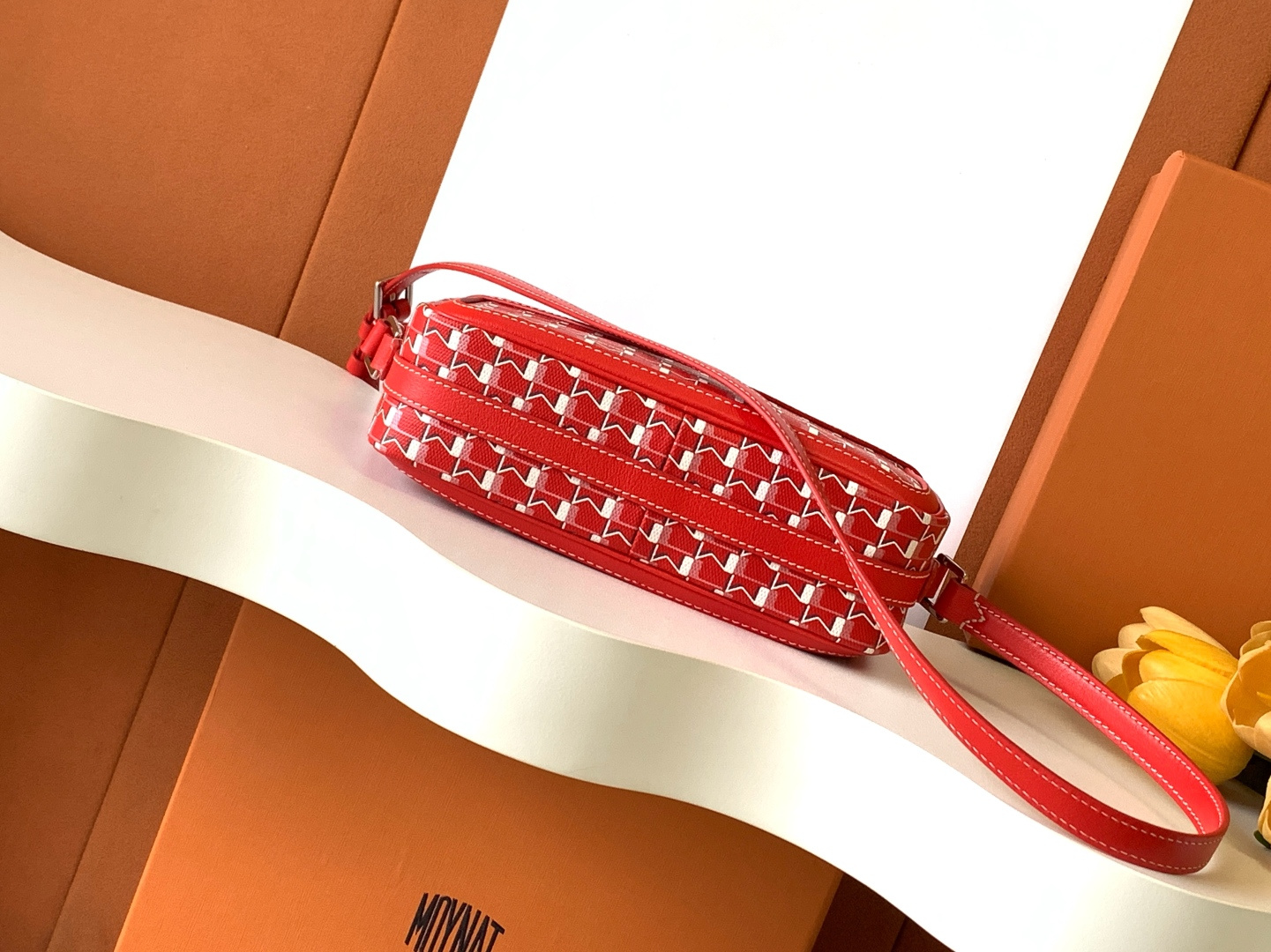 Goyard 相机包是一款实用且都市感十足的 包款