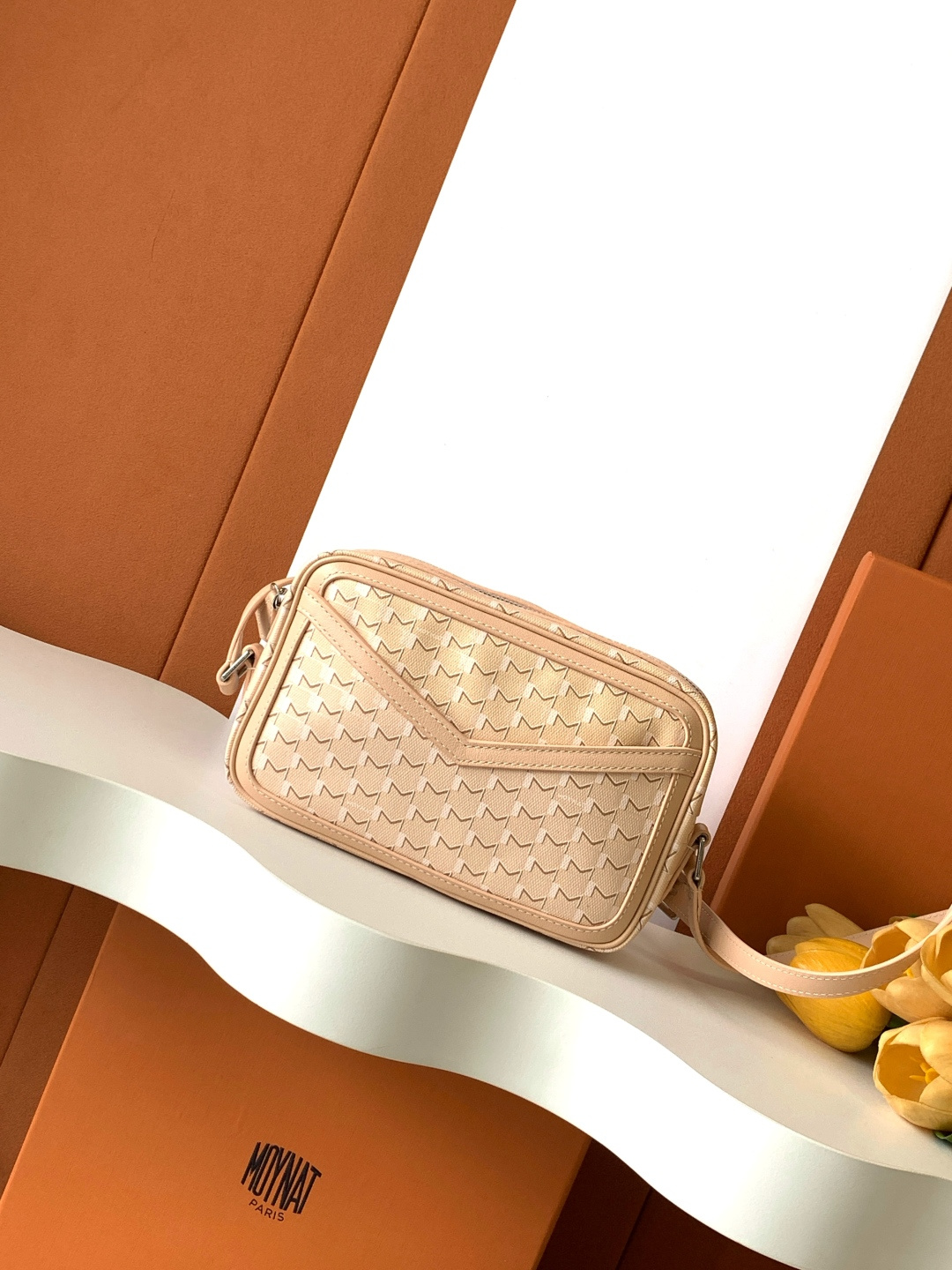 Goyard 相机包是一款实用且都市感十足的 包款