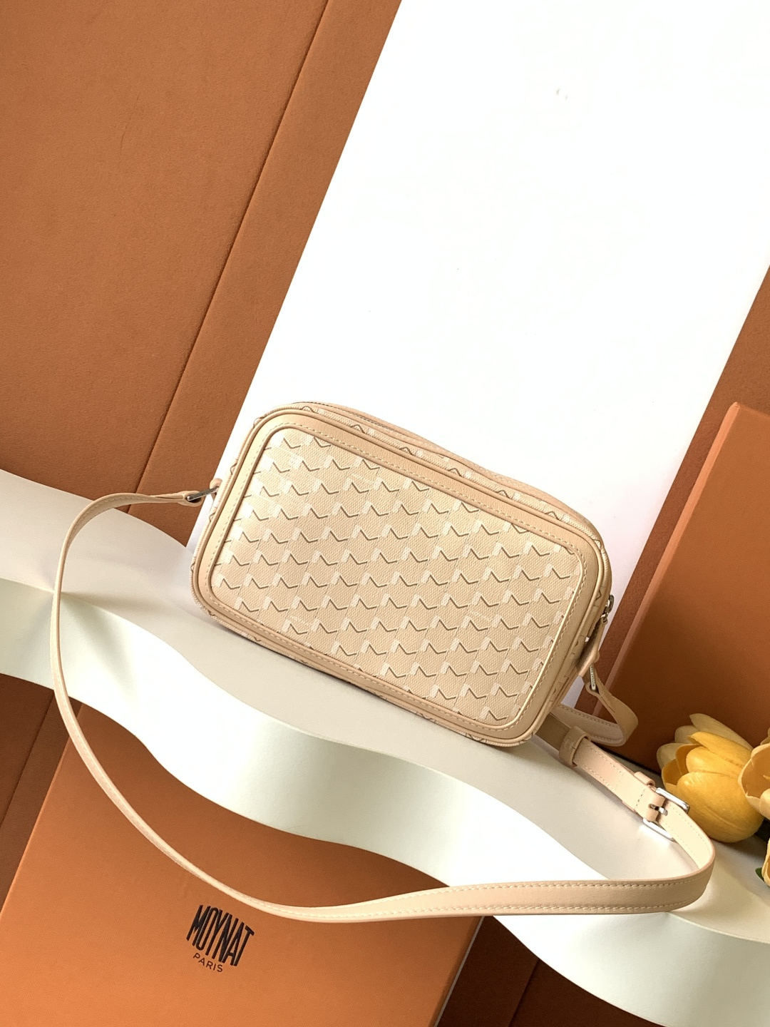 Goyard 相机包是一款实用且都市感十足的 包款