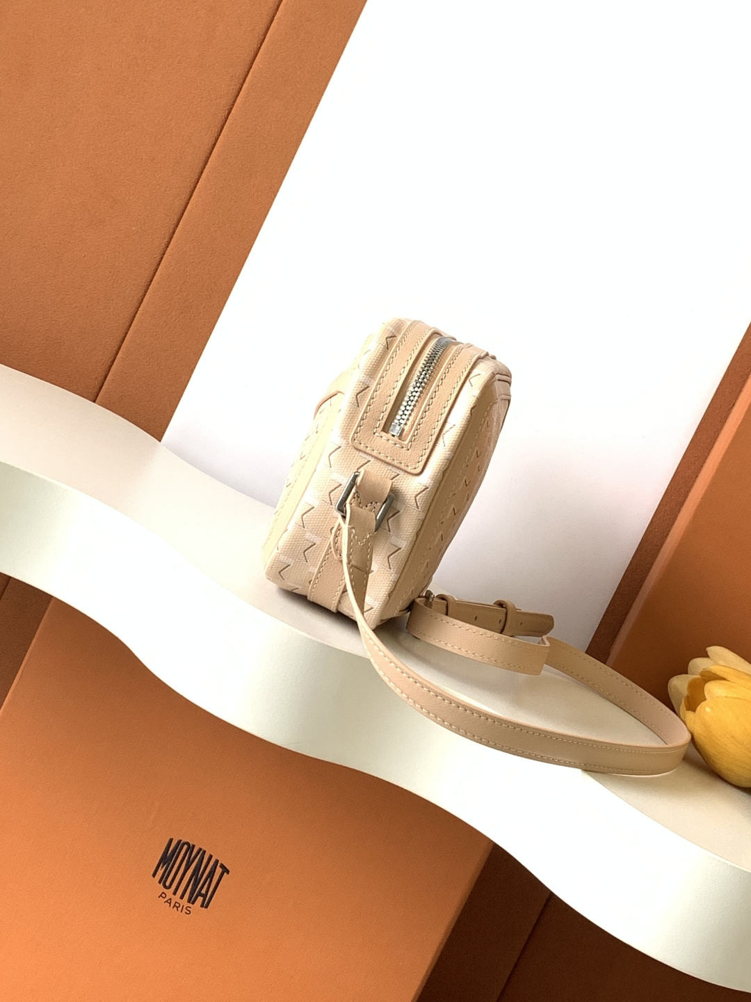 Goyard 相机包是一款实用且都市感十足的 包款