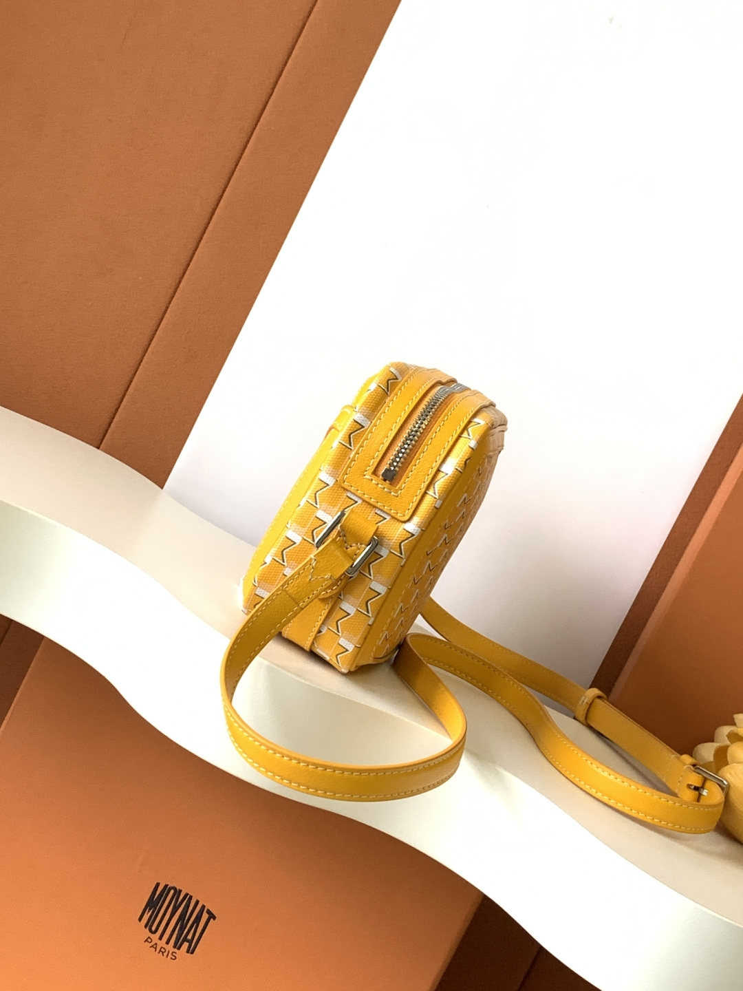 Goyard 相机包是一款实用且都市感十足的 包款
