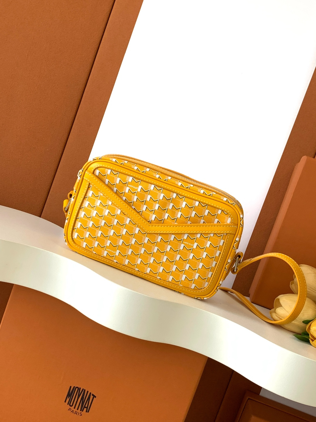 Goyard 相机包是一款实用且都市感十足的 包款