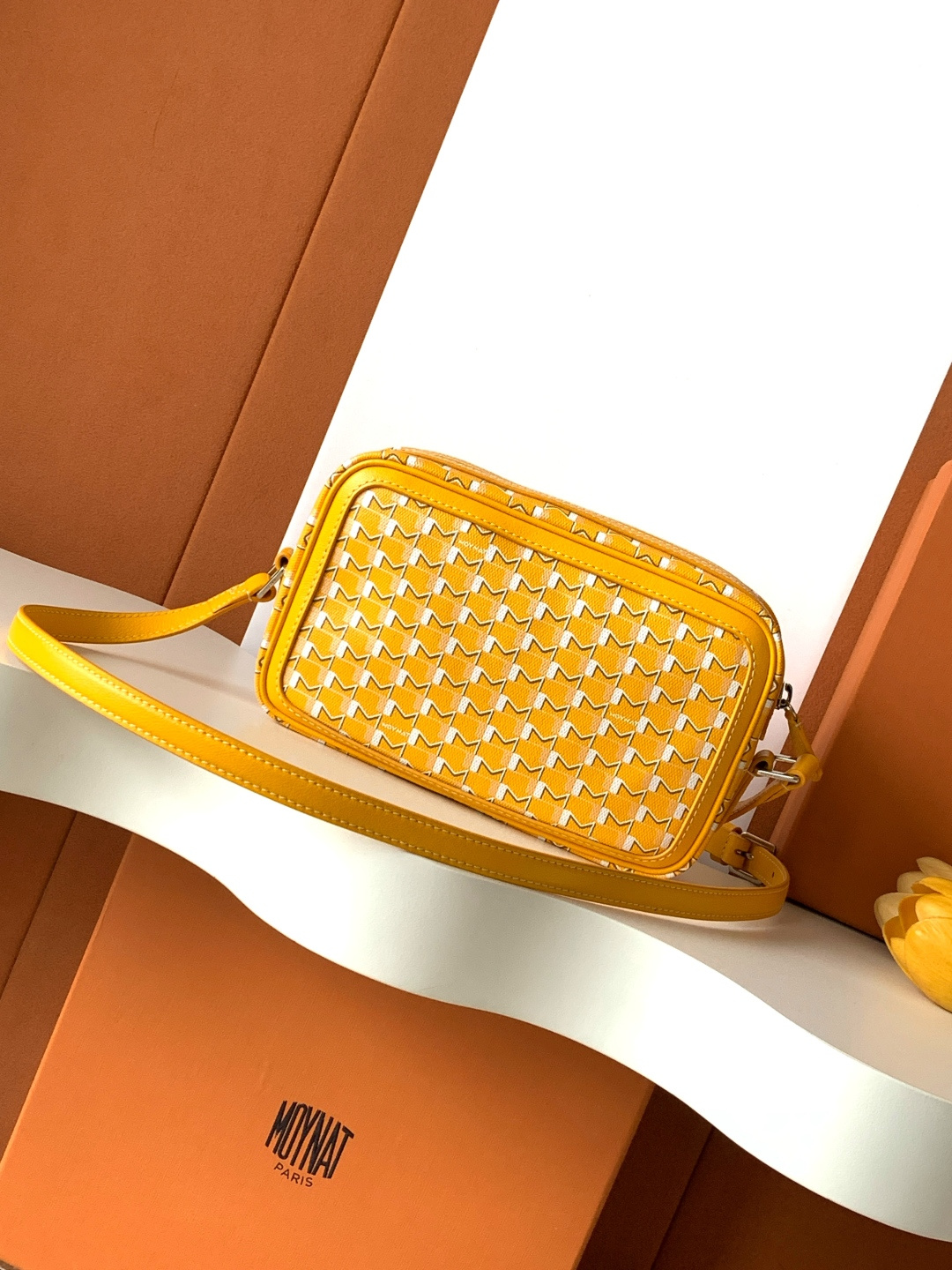 Goyard 相机包是一款实用且都市感十足的 包款