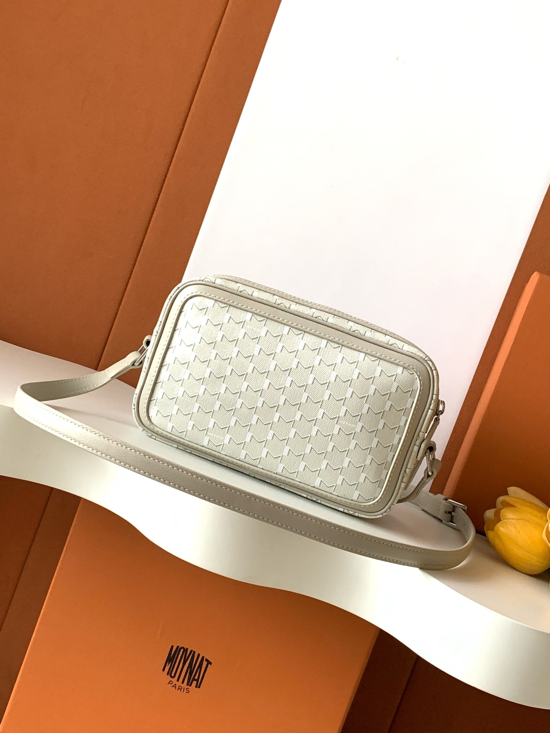 Goyard 相机包是一款实用且都市感十足的 包款
