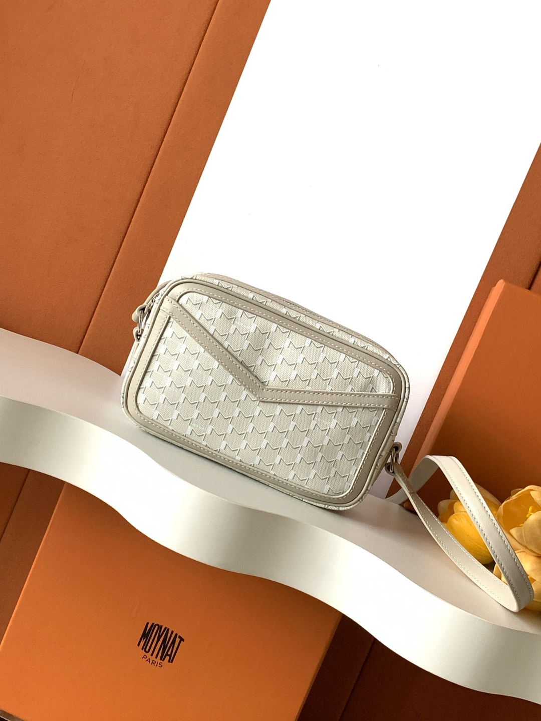 Goyard 相机包是一款实用且都市感十足的 包款