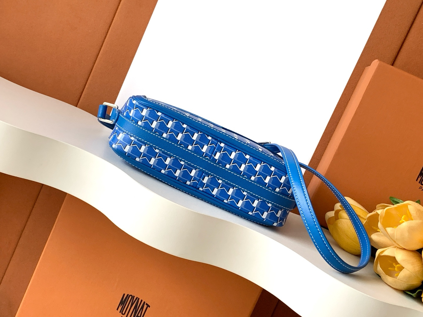 Goyard 相机包是一款实用且都市感十足的 包款