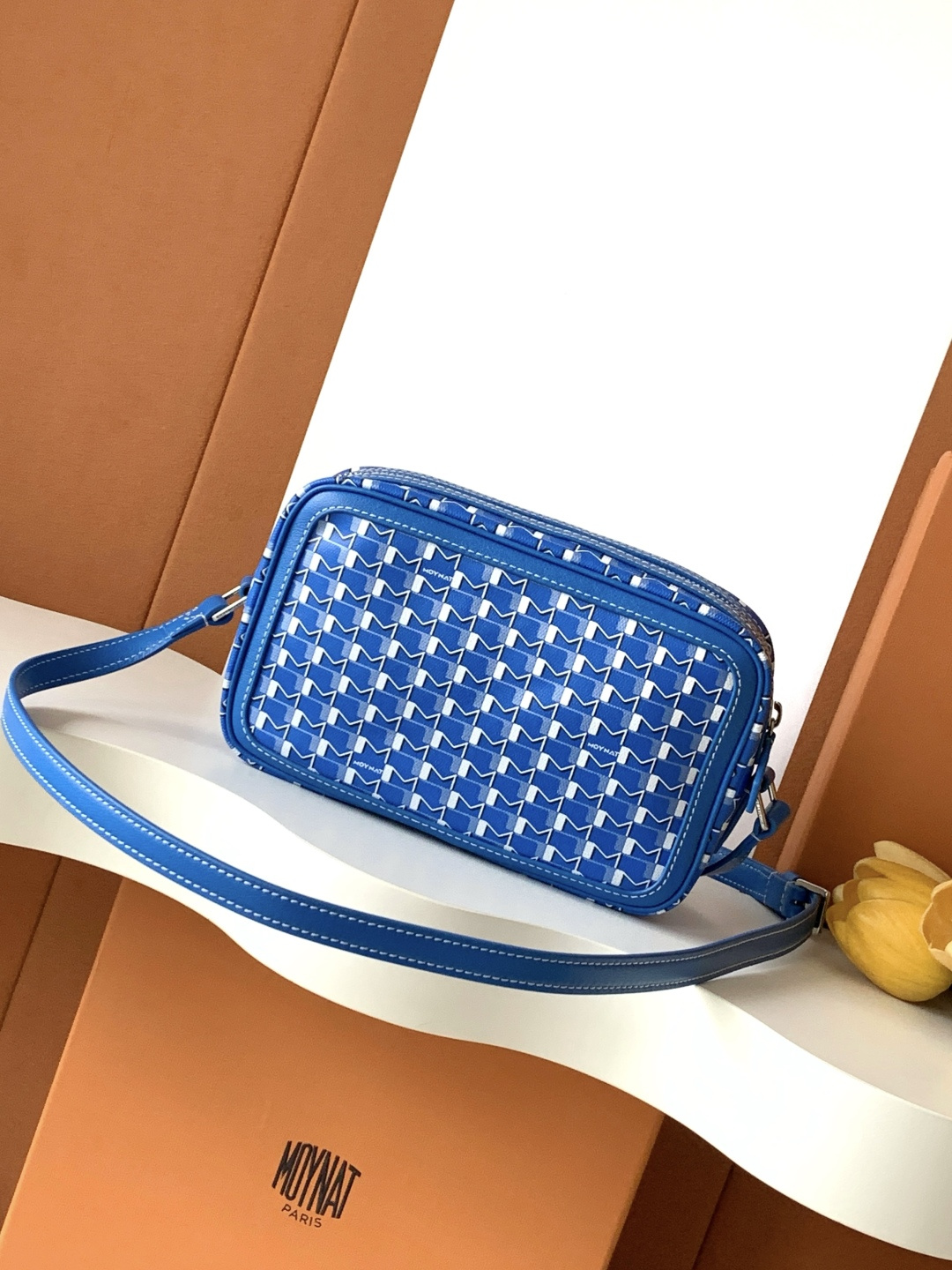 Goyard 相机包是一款实用且都市感十足的 包款