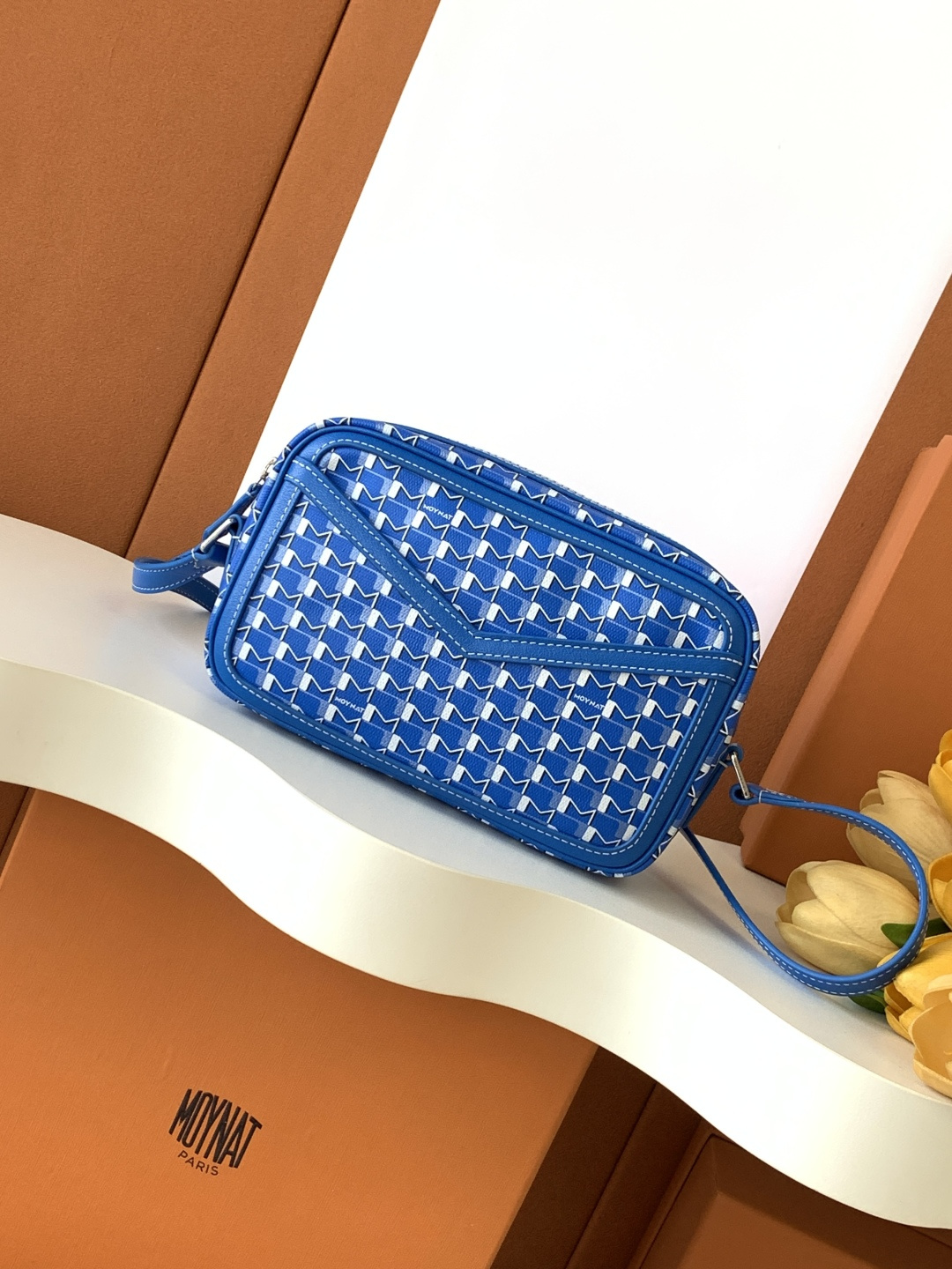 Goyard 相机包是一款实用且都市感十足的 包款