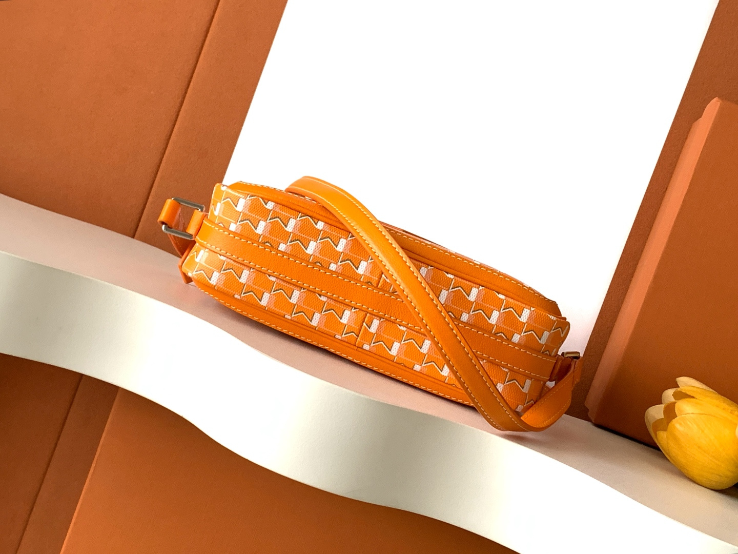 Goyard 相机包是一款实用且都市感十足的 包款