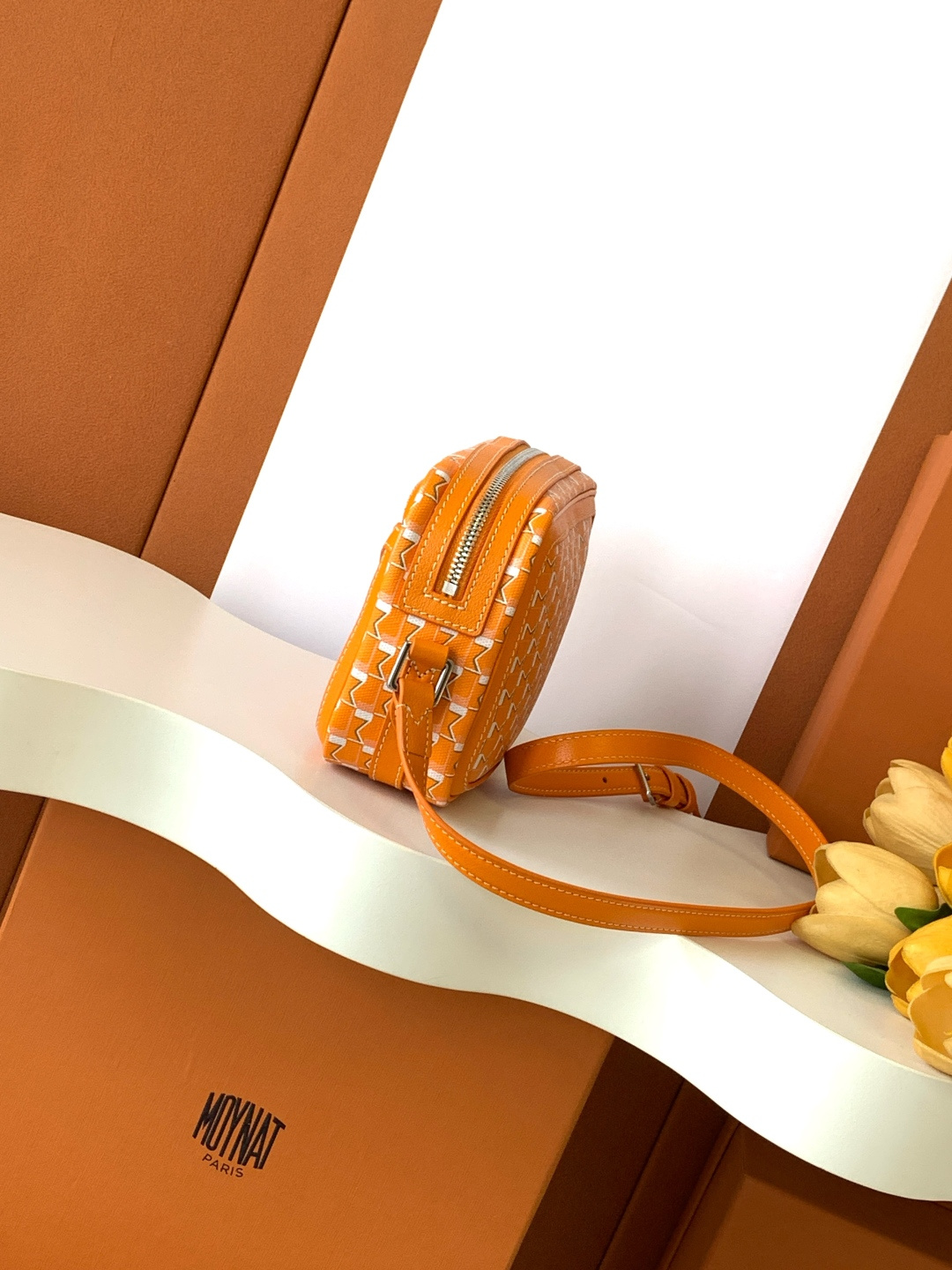 Goyard 相机包是一款实用且都市感十足的 包款