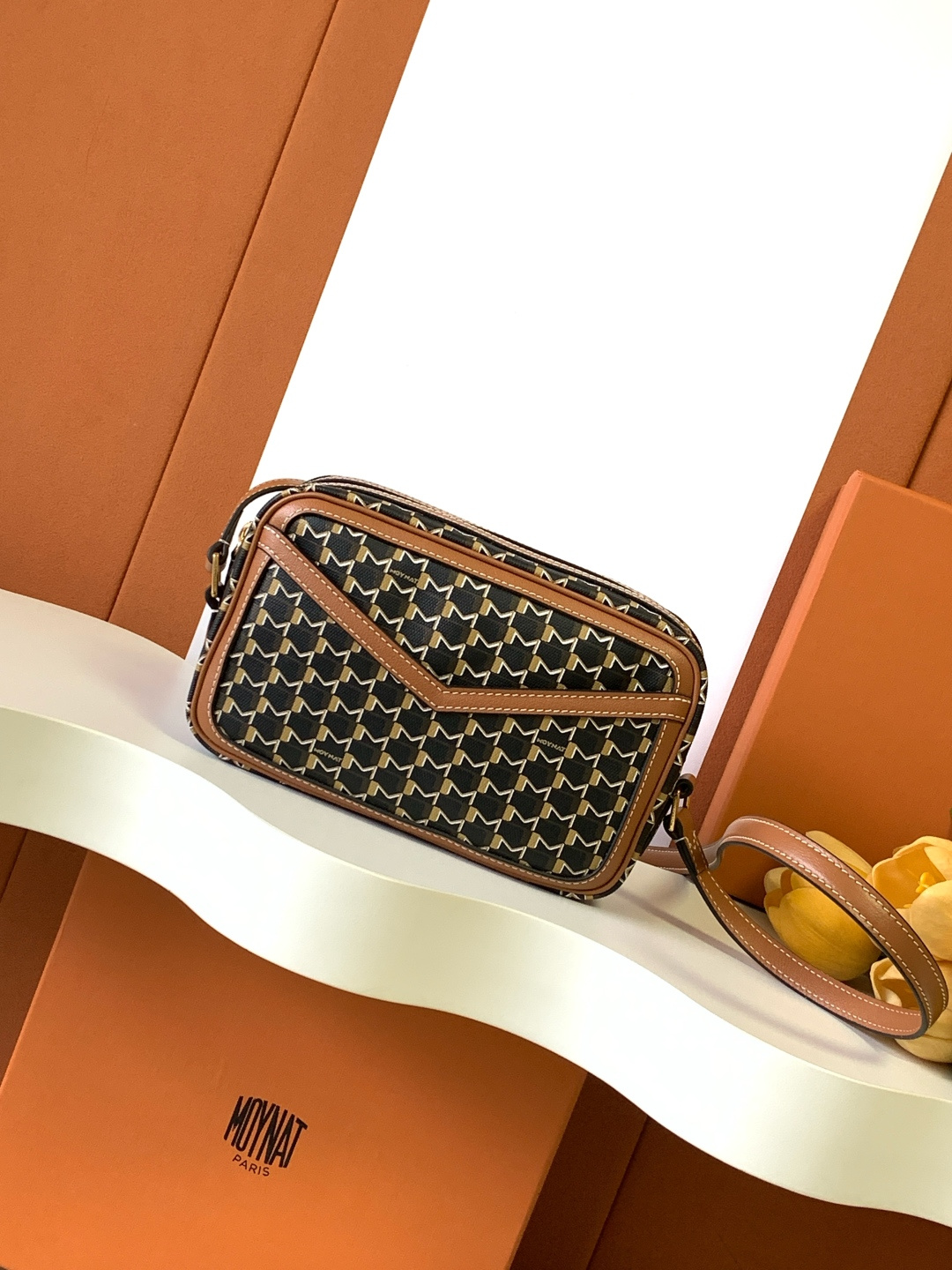 Goyard 相机包是一款实用且都市感十足的 包款