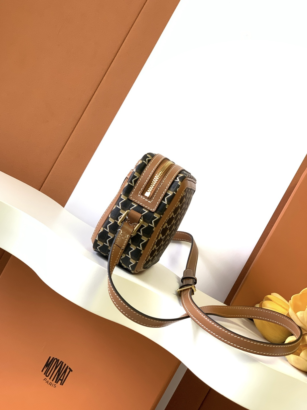 Goyard 相机包是一款实用且都市感十足的 包款