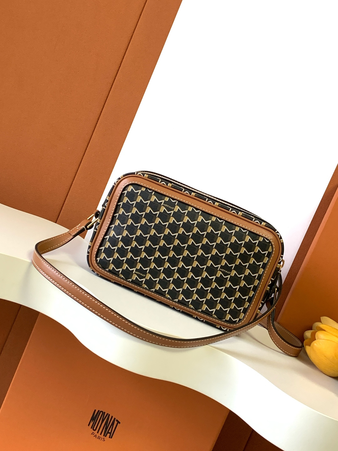 Goyard 相机包是一款实用且都市感十足的 包款