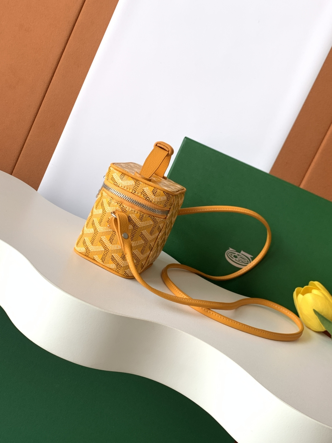 Goyard MUSE NANO 化妆包延续了我们 MUSE 小号化妆包的设计元素 以超迷你形式呈现