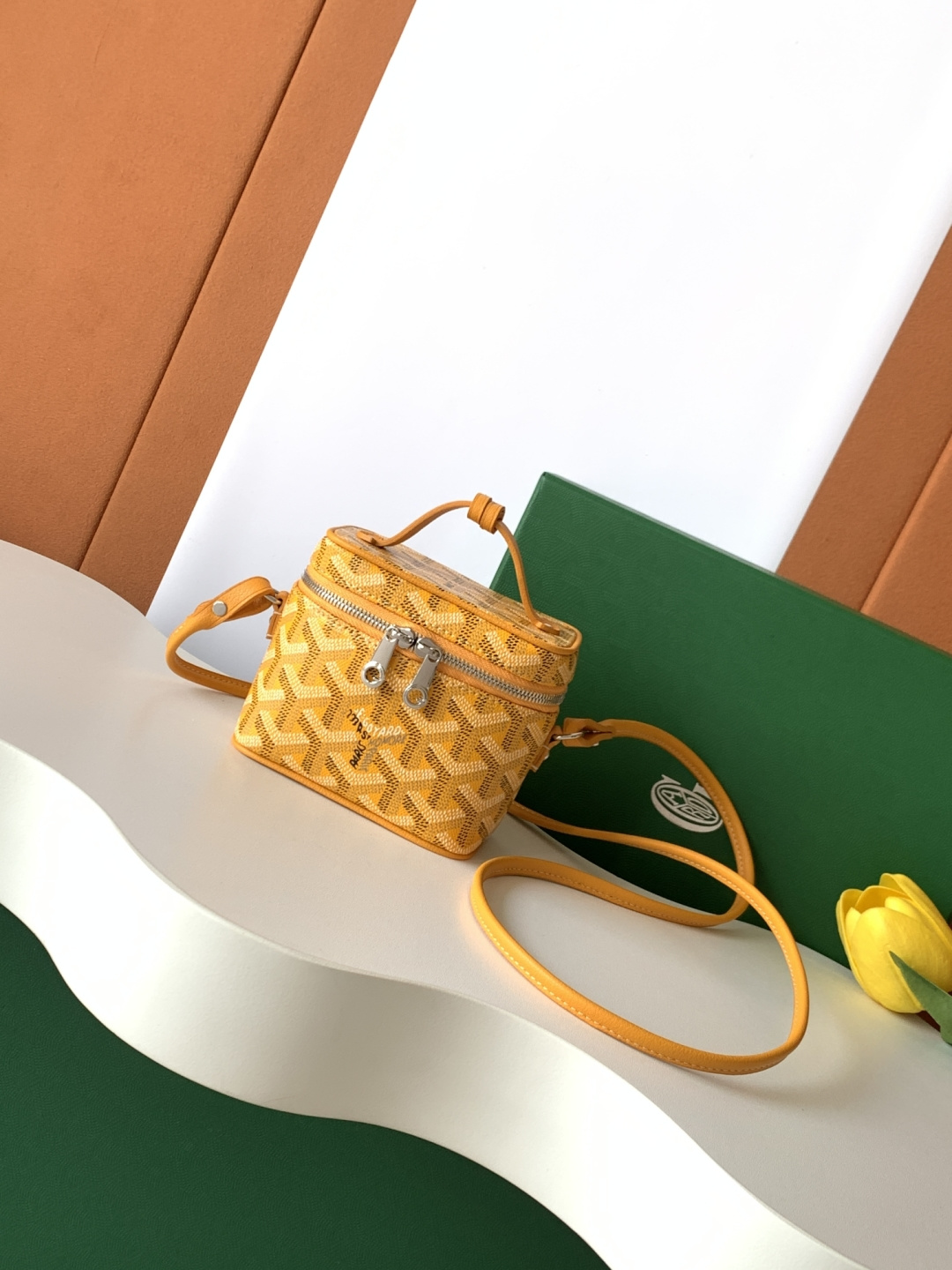 Goyard MUSE NANO 化妆包延续了我们 MUSE 小号化妆包的设计元素 以超迷你形式呈现