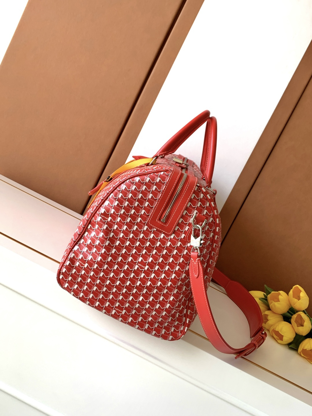 Goyard 48小时的《M》旅行包是周末长途旅行必需品的完美选择 他可以轻松地装进所有旅行的 品