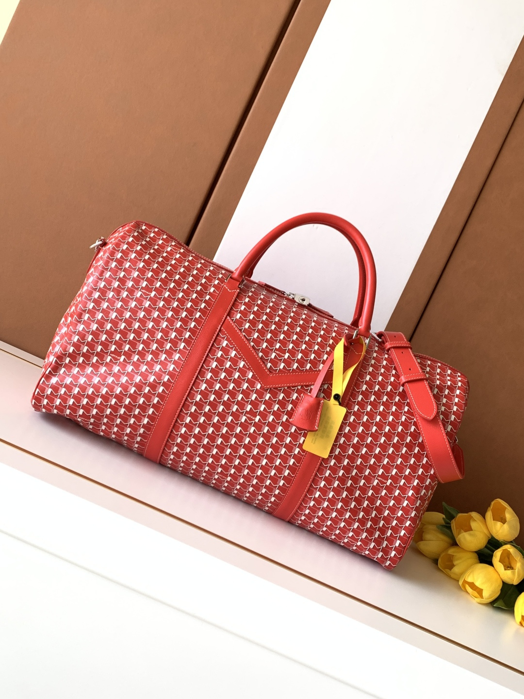 Goyard 48小时的《M》旅行包是周末长途旅行必需品的完美选择 他可以轻松地装进所有旅行的 品