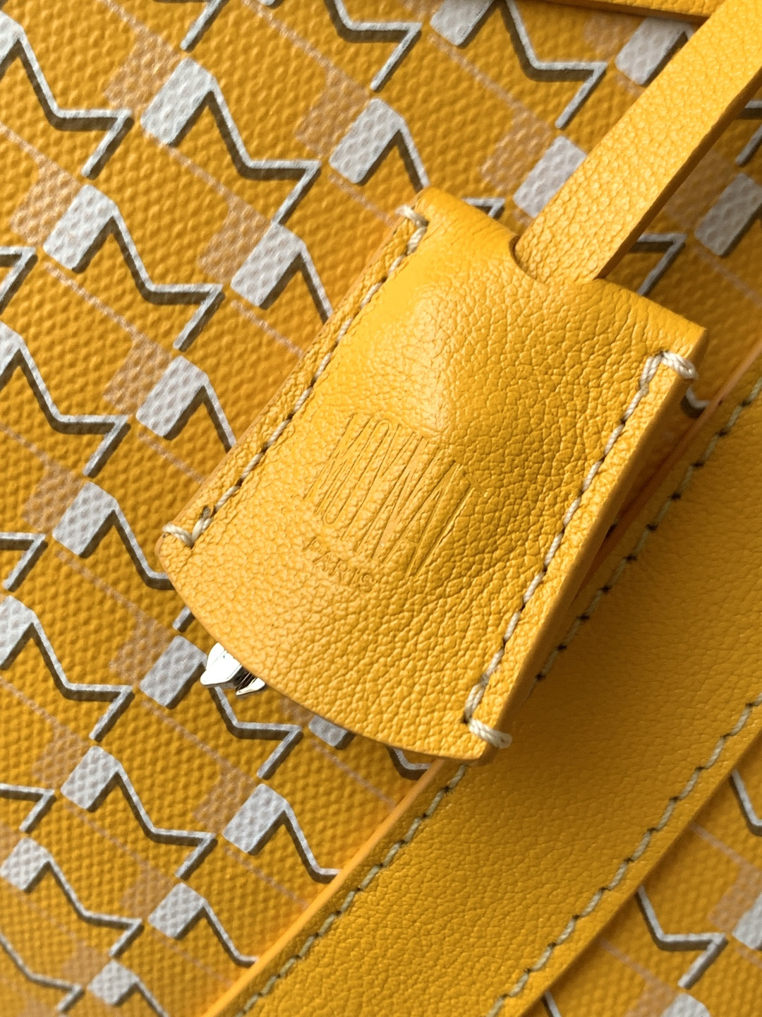 Goyard 48小时的《M》旅行包是周末长途旅行必需品的完美选择 他可以轻松地装进所有旅行的 品