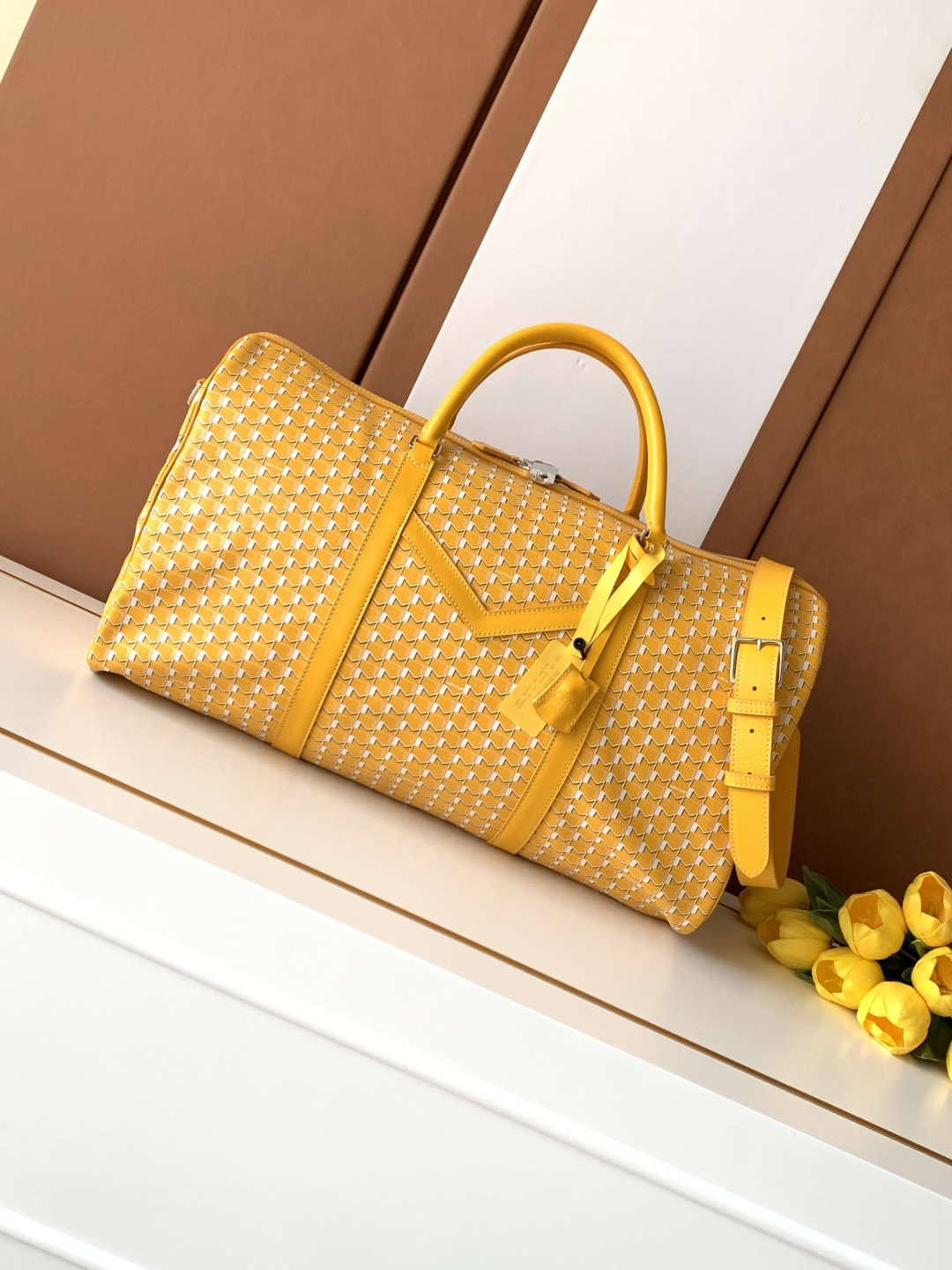 Goyard 48小时的《M》旅行包是周末长途旅行必需品的完美选择 他可以轻松地装进所有旅行的 品