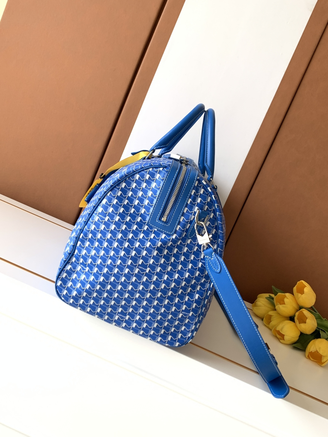 Goyard 48小时的《M》旅行包是周末长途旅行必需品的完美选择 他可以轻松地装进所有旅行的 品