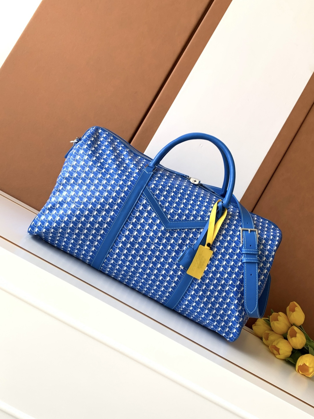 Goyard 48小时的《M》旅行包是周末长途旅行必需品的完美选择 他可以轻松地装进所有旅行的 品