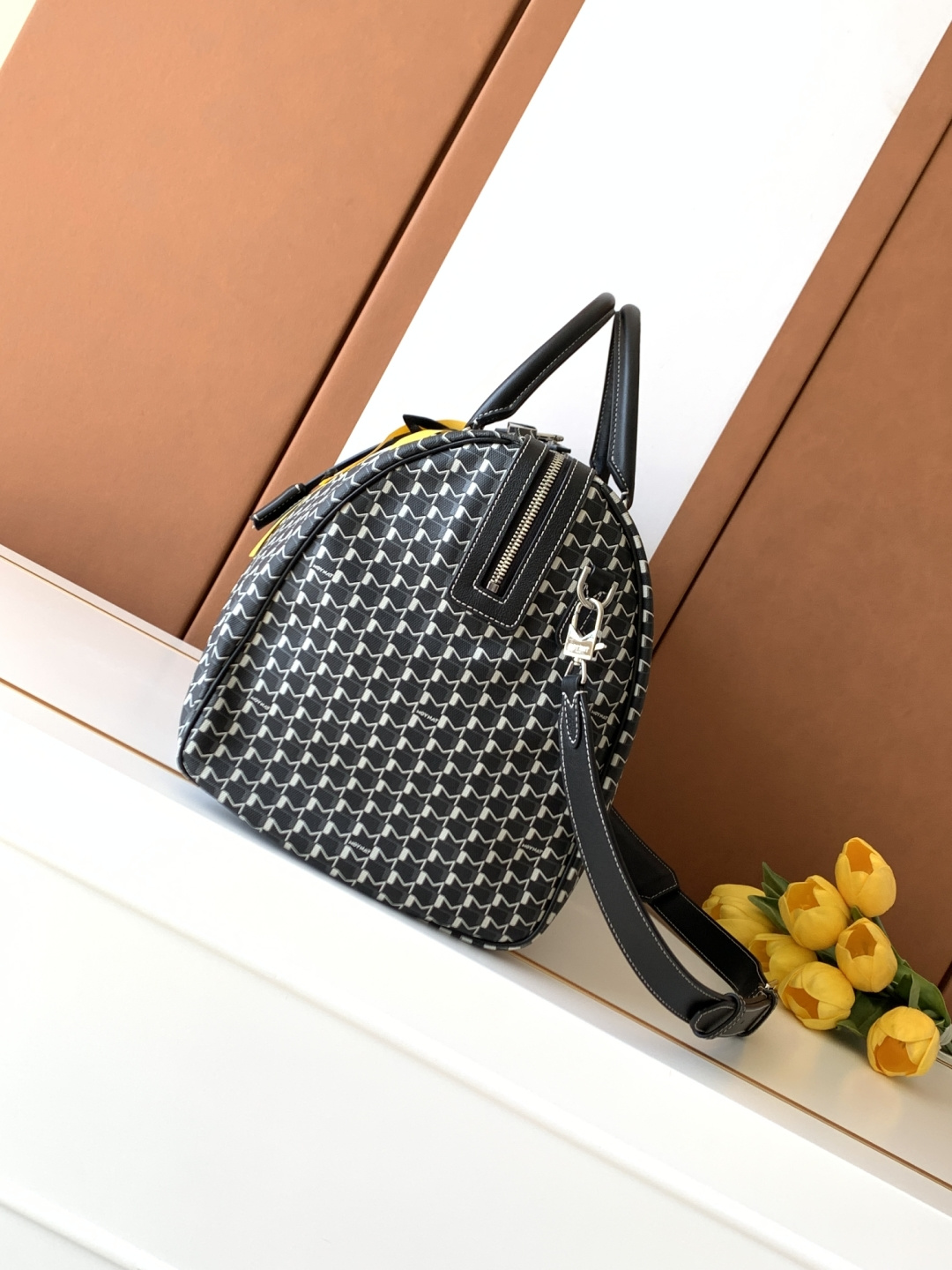 Goyard 48小时的《M》旅行包是周末长途旅行必需品的完美选择 他可以轻松地装进所有旅行的 品