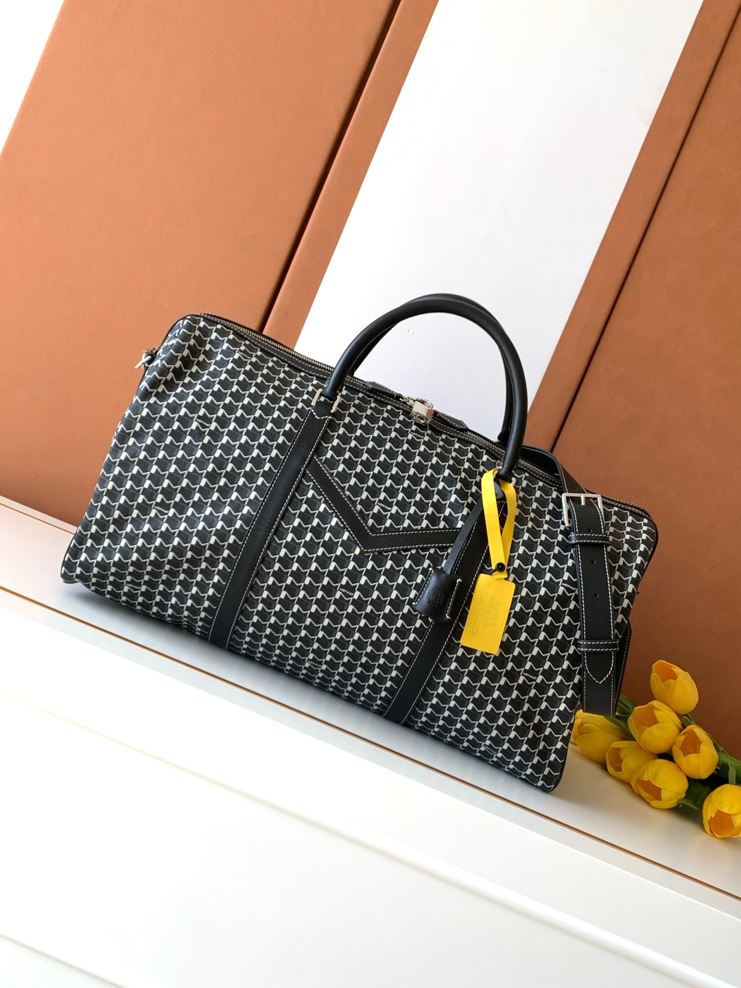Goyard 48小时的《M》旅行包是周末长途旅行必需品的完美选择 他可以轻松地装进所有旅行的 品