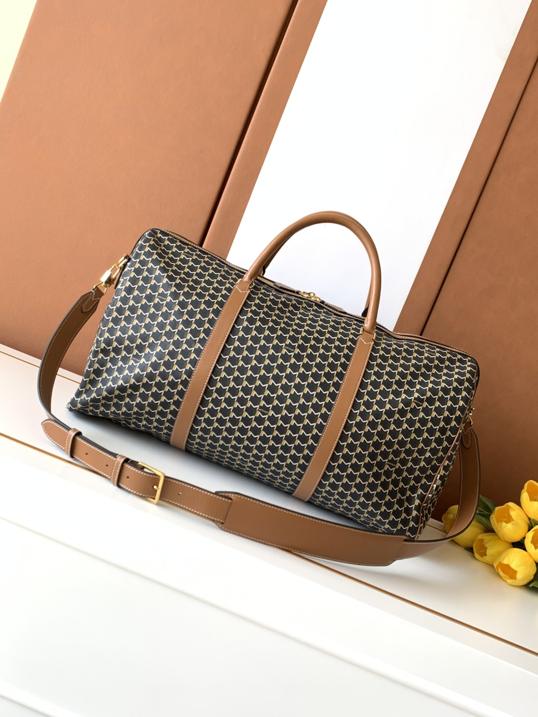 Goyard 48小时的《M》旅行包是周末长途旅行必需品的完美选择 他可以轻松地装进所有旅行的 品
