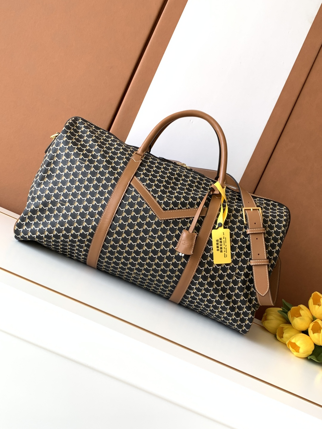 Goyard 48小时的《M》旅行包是周末长途旅行必需品的完美选择 他可以轻松地装进所有旅行的 品