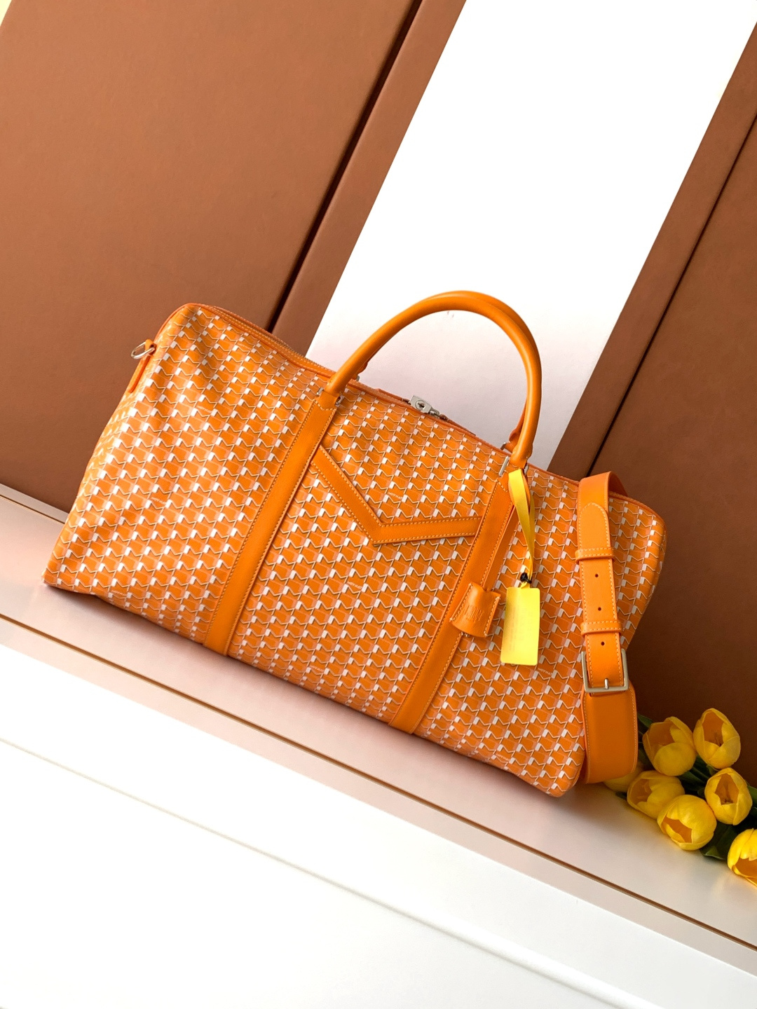Goyard 48小时的《M》旅行包是周末长途旅行必需品的完美选择 他可以轻松地装进所有旅行的 品