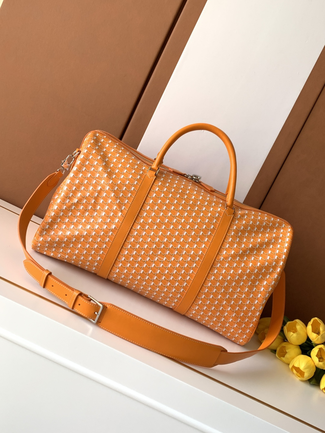 Goyard 48小时的《M》旅行包是周末长途旅行必需品的完美选择 他可以轻松地装进所有旅行的 品