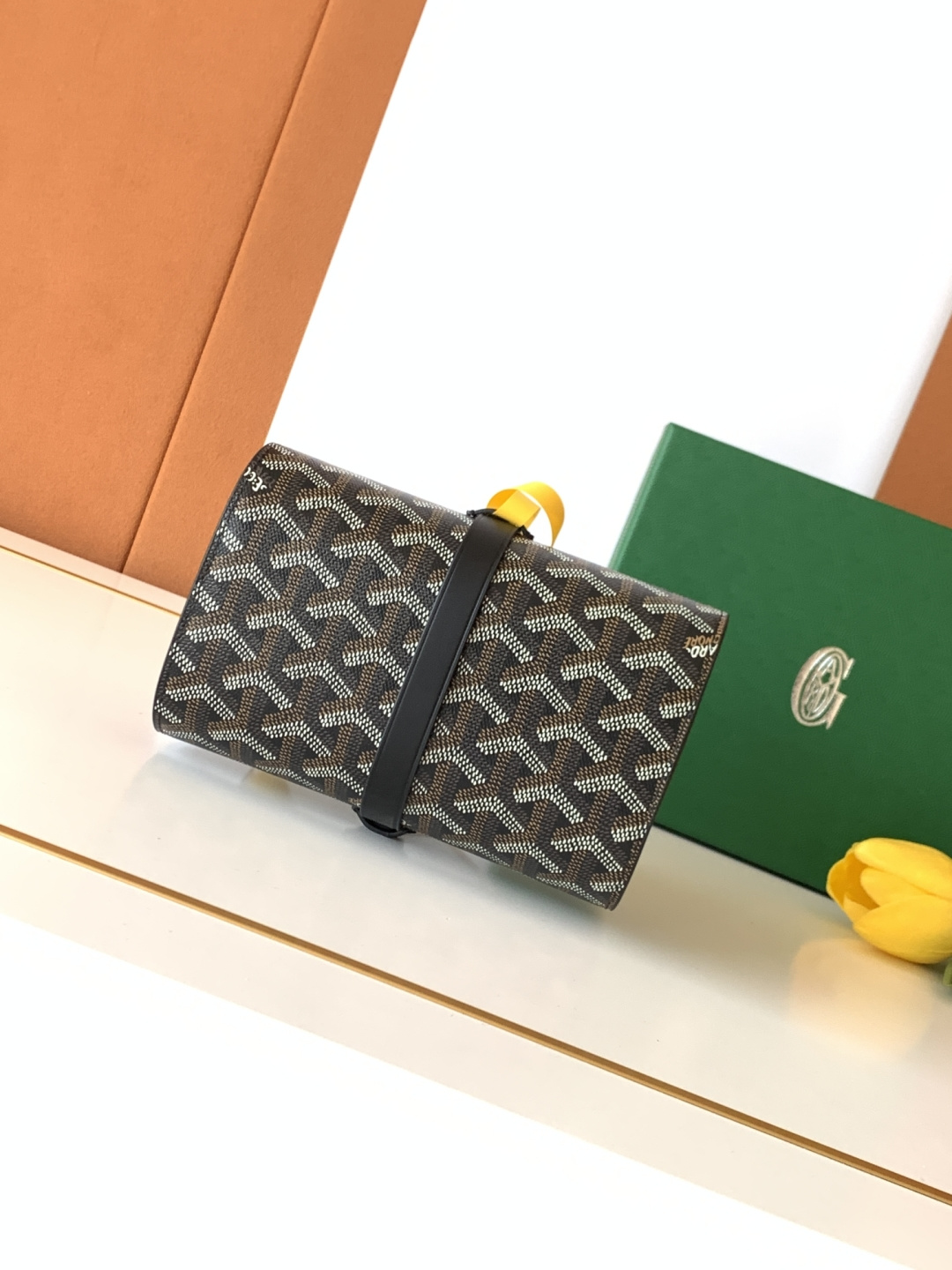 Goyard 2只装腕表盒腕表盒采用皮革和 GOYARDINE 帆布制成 灵感源于19世纪和20世纪特有的旅行艺术