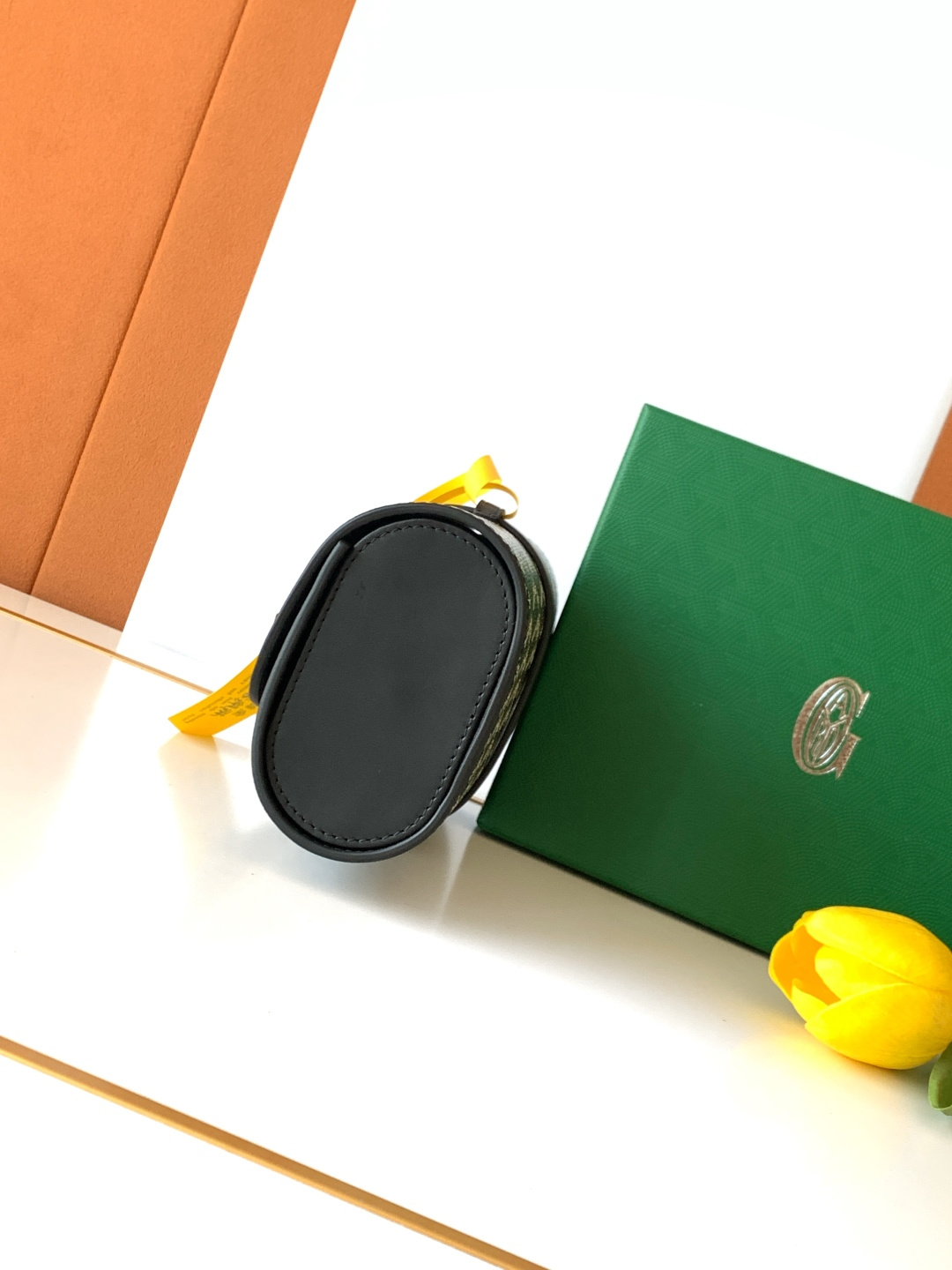Goyard 2只装腕表盒腕表盒采用皮革和 GOYARDINE 帆布制成 灵感源于19世纪和20世纪特有的旅行艺术