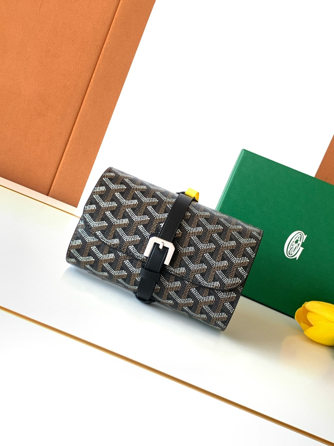 Goyard 2只装腕表盒腕表盒采用皮革和 GOYARDINE 帆布制成 灵感源于19世纪和20世纪特有的旅行艺术